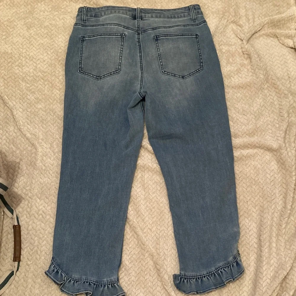 Chic Blue Ruffle Hem Cropped Jeans - Picture 4 of 4